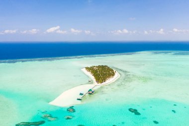 Cennet adası olan deniz manzarası. Onok Adası Balabac, Filipinler. Beyaz kumlu plaj ve bungalovlar ile küçük bir ada.