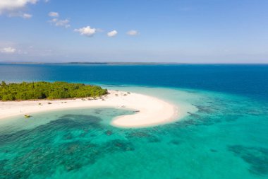 Patawan adası. Beyaz kumlu plaj ile küçük tropikal ada. Mercan adasında güzel bir ada, yukarıdan görünümü.