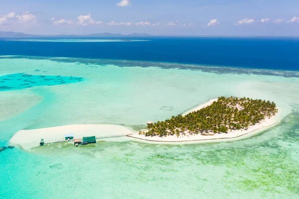Paisaje marino con una isla paradisíaca. Isla Onok Balabac, Filipinas. Una pequeña isla con una playa de arena blanca y bungalows . — Foto de Stock