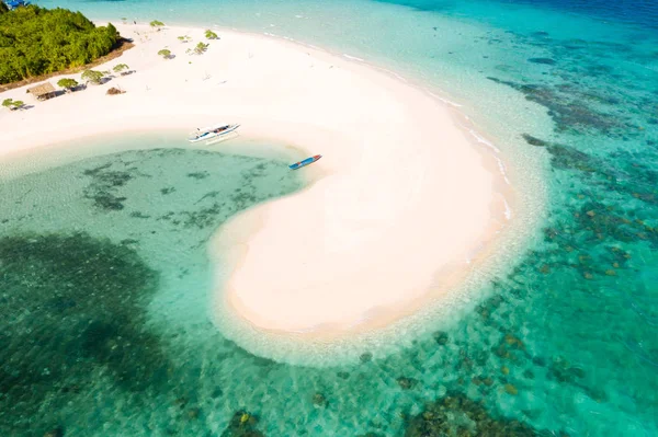 Isla Patawan. Pequeña isla tropical con playa de arena blanca. Hermosa isla en el atolón, vista desde arriba . — Foto de Stock