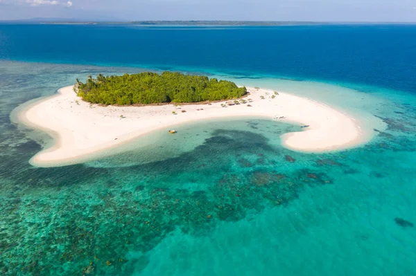 Ilha Patawan. Pequena ilha tropical com praia de areia branca. Bela ilha no atol, vista de cima . — Fotografia de Stock