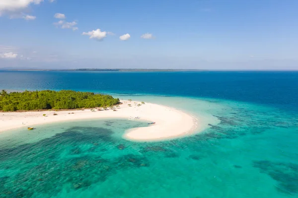 Isla Patawan. Pequeña isla tropical con playa de arena blanca. Hermosa isla en el atolón, vista desde arriba . — Foto de Stock