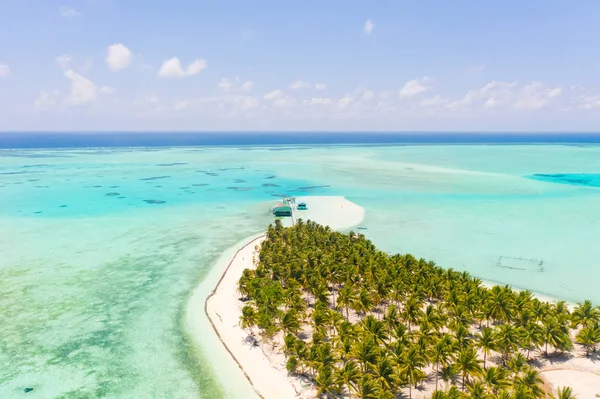 Paisaje marino con una isla paradisíaca. Isla Onok Balabac, Filipinas. Una pequeña isla con una playa de arena blanca y bungalows . — Foto de Stock