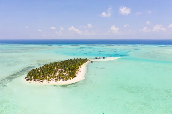 Paisaje marino con una isla paradisíaca. Isla Onok Balabac, Filipinas. Una pequeña isla con una playa de arena blanca y bungalows . — Foto de Stock