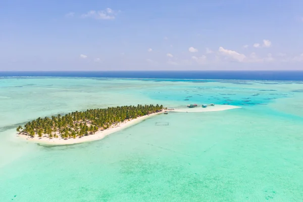 Isla Onok Balabac, Filipinas. La isla de arena blanca en un gran atolón, vista desde arriba. Isla tropical con palmeras . — Foto de Stock
