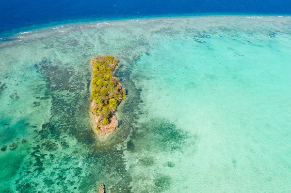 木々のある小さな島。サンゴ礁の島、トップビュー. — ストック写真
