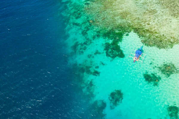 サンゴ礁のボート環礁、サンゴ礁を持つ海面。海の浅瀬と深さ. — ストック写真