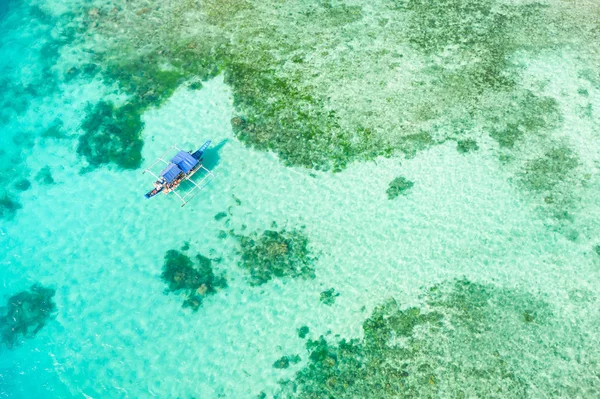 Båt på korallrev. Havsyta med en Atoll, korallrev. Sjöstim och djup. — Stockfoto