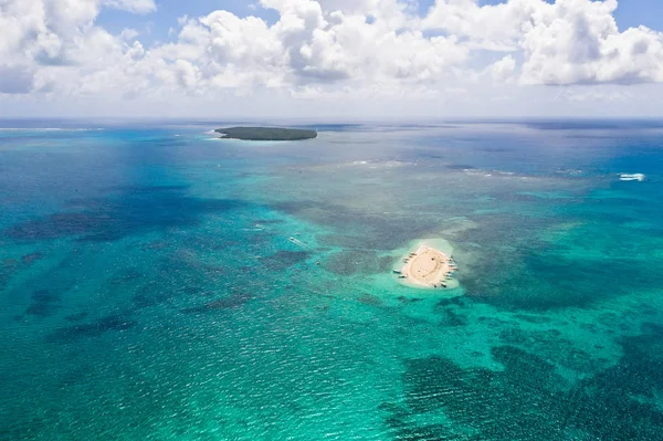 裸の島、シアルガオ環礁の白い砂の島。観光客は白い島でリラックス. — ストック写真