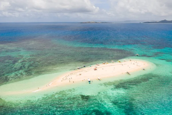 Νησί Γυμνό, Siargao. Το λευκό αμμώδες νησί περιβάλλεται από ένα κοραλλιογενή ύφαλο, μια κορυφαία θέα. — Φωτογραφία Αρχείου