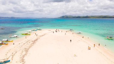 Çıplak Ada, Siargao. Beyaz kumlu ada bir mercan resifi ile çevrilidir..