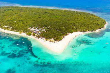 Güneşli havalarda güzel tropik ada, yukarıdan görünümü. Daco adası, Filipinler.