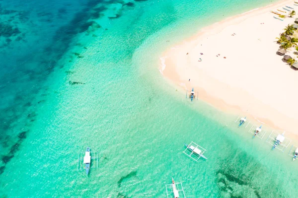 Ilha Daco, Filipinas. Palmeiras e bangalôs na praia de areia branca. As pessoas relaxam em uma ilha tropical . — Fotografia de Stock