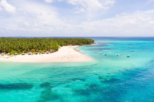 Na mořskou krajinu s nádherným ostrovem. Ostrov DACO, Filipíny. Tropický ostrov s bílou písečnou pláží pro turisty. — Stock fotografie