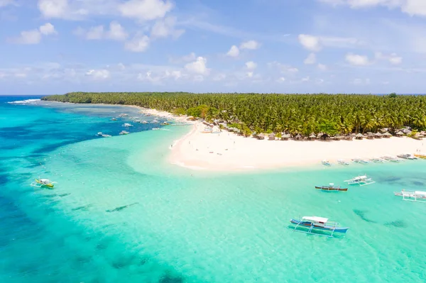Paesaggio marino con una bellissima isola. Isola di Daco, Filippine. Isola tropicale con una spiaggia di sabbia bianca per i turisti . — Foto Stock