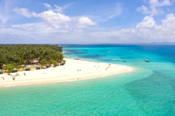Na mořskou krajinu s nádherným ostrovem. Ostrov DACO, Filipíny. Tropický ostrov s bílou písečnou pláží pro turisty. — Stock fotografie