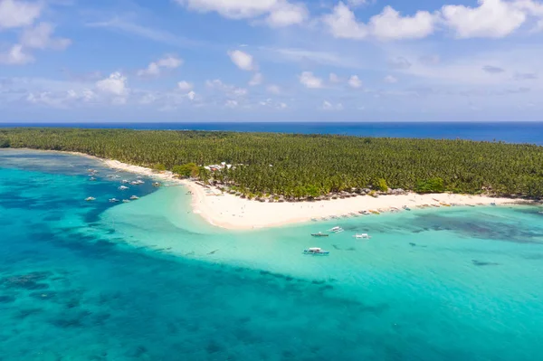 美しい島の海景。フィリピン、ダコ島。観光客のための白い砂浜と熱帯の島. — ストック写真