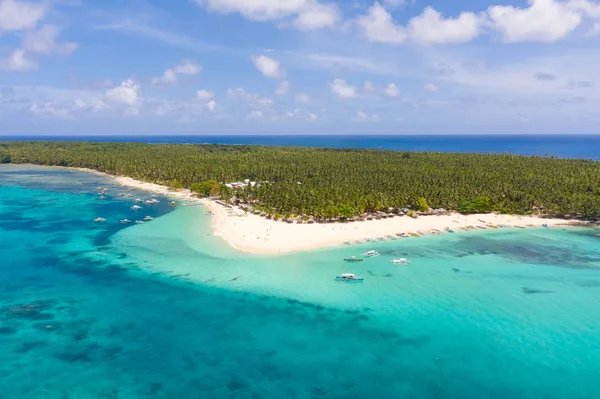 Güzel bir ada ile Seascape. Daco adası, Filipinler. Turistler için beyaz kumlu plaj ile Tropikal ada.