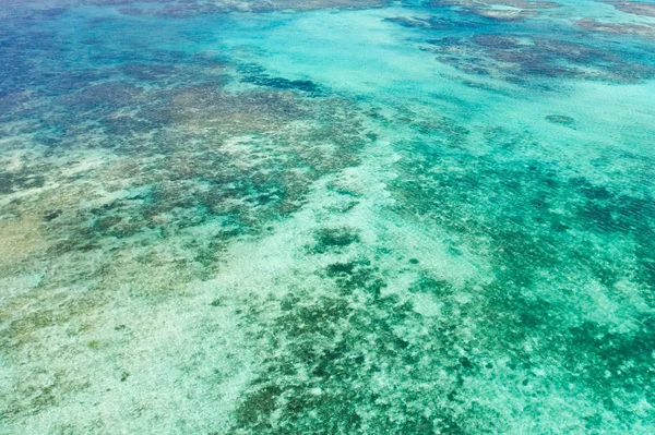 澄んだ水とサンゴ、トップビューの明るいラグーン。海環礁の上の海面. — ストック写真