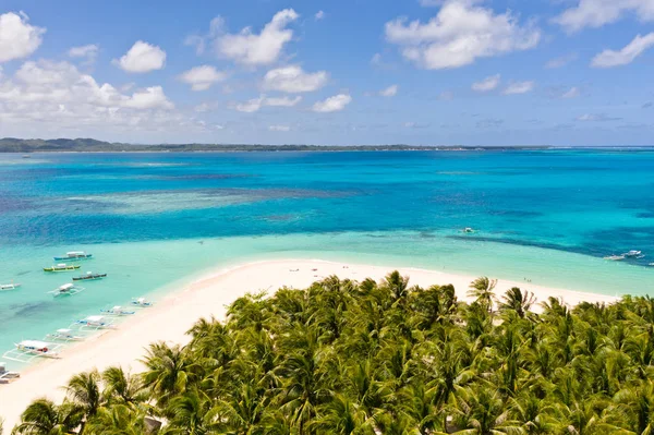 Seascape com uma bela ilha. Ilha Daco, Filipinas. Ilha tropical com uma praia de areia branca para turistas . — Fotografia de Stock
