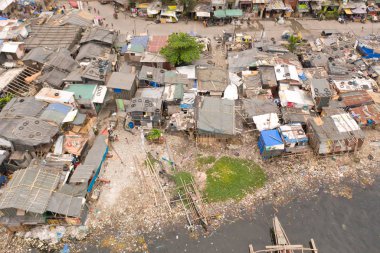 Manila gecekondu, bir üst görünümü. Evsel atıklar tarafından deniz kirliliği.