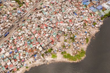 Manila gecekondu, bir üst görünümü. Evsel atıklar tarafından deniz kirliliği.
