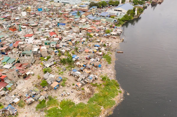 Favelas em Manila, uma vista superior. Poluição do mar pelos resíduos domésticos . — Fotografia de Stock