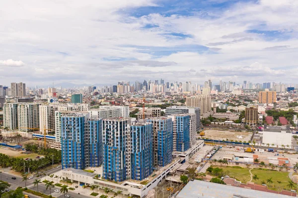 Construction of high modern houses in Manila. The city of Manila, the capital of the Philippines. Modern metropolis in the morning, top view. — Stock Photo, Image