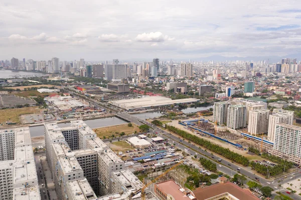 Construction of high modern houses in Manila. The city of Manila, the capital of the Philippines. Modern metropolis in the morning, top view. — Stock Photo, Image