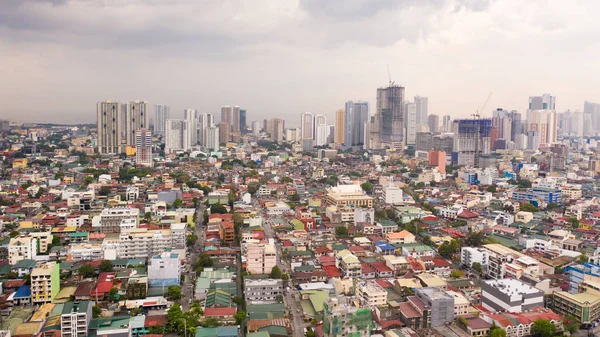 Panorama de Manila.La ciudad de Manila, la capital de Filipinas. Metrópolis moderna por la mañana, vista superior. Rascacielos y centros de negocios en una gran ciudad . — Foto de Stock