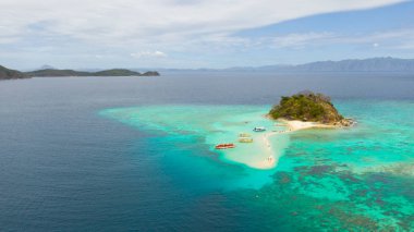 Adalar ve resifler ile deniz manzarası. Filipin Adaları.