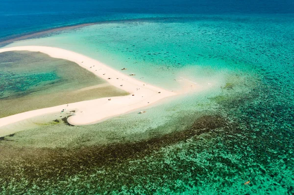 Beyaz kumlu bir ada ile mercan adası.