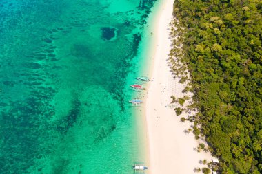 Puka Shell Beach, Boracay Adası, Filipinler, havadan görünüm.