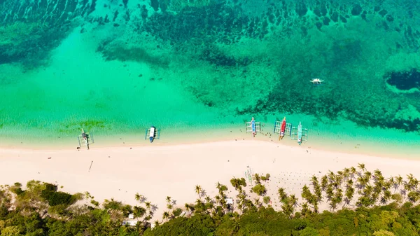 Bir mercan resifi ve beyaz plaj ile turkuaz lagün. Beyaz kum ve palmiye ağaçları ile Plaj, yukarıdan görünümü.