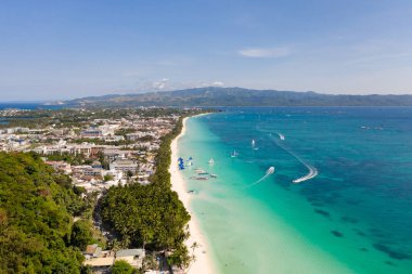 Island Boracay, Filipinler, yukarıdan bakın. Büyük adadaki binalar ve oteller.