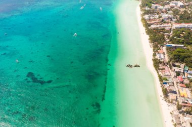 Tekneler ve turistik plaj ile güzel lagün. Boracay adasında beyaz plaj, üst görünümü.