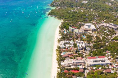 Boracay adasında evler ve sokaklar, Filipinler, üst görünümü.