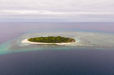 Beyaz kumlu plaj, üst görünümü ile yuvarlak tropikal ada.