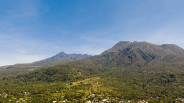 Camiguin adasında dağ manzarası, Filipinler. Volkanlar ve orman. Hibok-Hibok Yanardağı