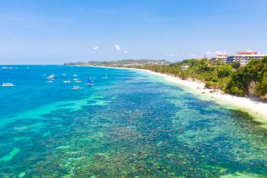 Boracay adası yakınlarında birçok turistik tekne. Güneşli havalarda Filipinler Seascape, yukarıdan görünümü.