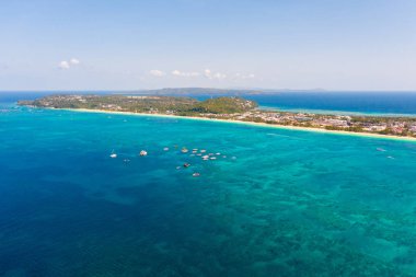 Island Boracay, Filipinler, yukarıdan bakın. Büyük adadaki binalar ve oteller.