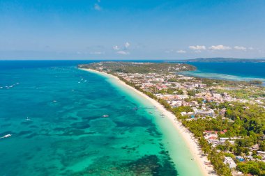 Boracay adasının sahili. Beyaz plaj ve berrak deniz. Güneşli havalarda güzel bir sahil ile Seascape.