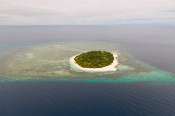 白い砂浜と丸い熱帯の島、トップビュー. — ストック写真