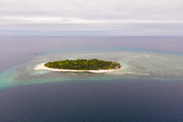 Круглый тропический остров с белым песчаным пляжем, вид сверху . — стоковое фото