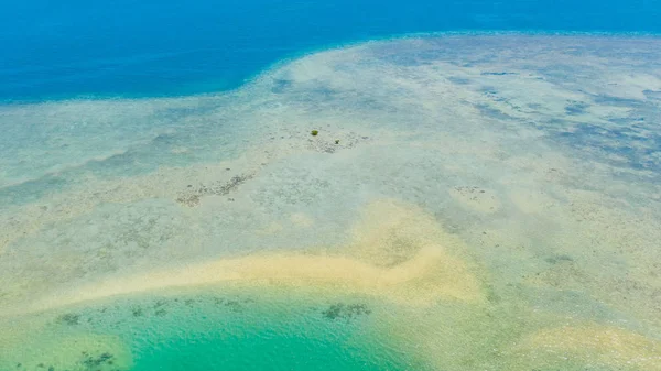 ターコイズブルーのラグーンと浅瀬を持つ環礁、トップビュー — ストック写真