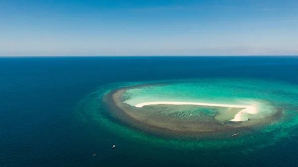 海景 白い砂の島フィリピン、カミギン島付近の環礁、航空写真. — ストック写真