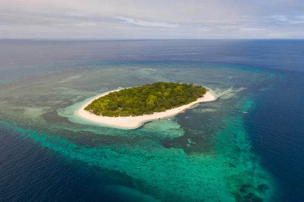 Masmavi su ve mercan resifleri ile çevrili küçük bir ada, üst görünümü. — Stok fotoğraf