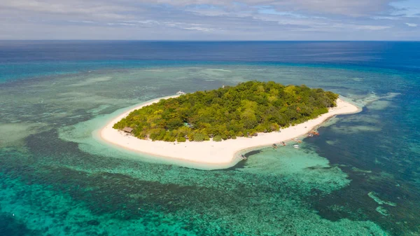 푸른 물과 산호초로 둘러싸인 작은 섬, 최고 전망. — 스톡 사진