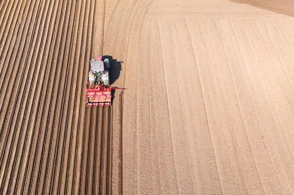 Traktör sürülmüş bir alanda, üst görünümde. Sebze dikimi için tarım alanı.