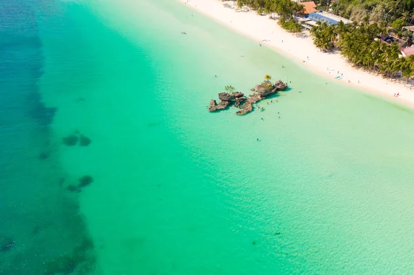 Playa de arena blanca y laguna con agua turquesa, vista aérea. Isla de Boracay Gruta, Willys Rock . — Foto de Stock